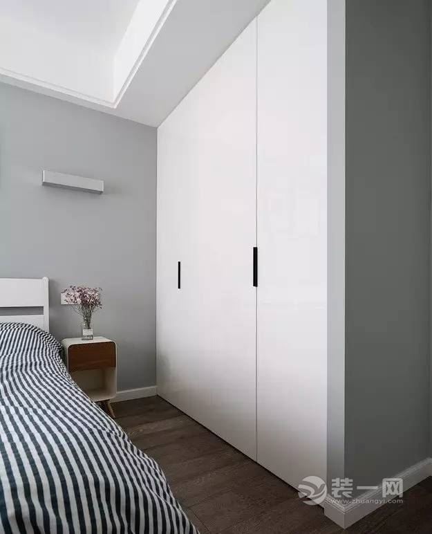 丨卧 室丨      卧室的衣柜靠近房门,与墙体结合为一体.